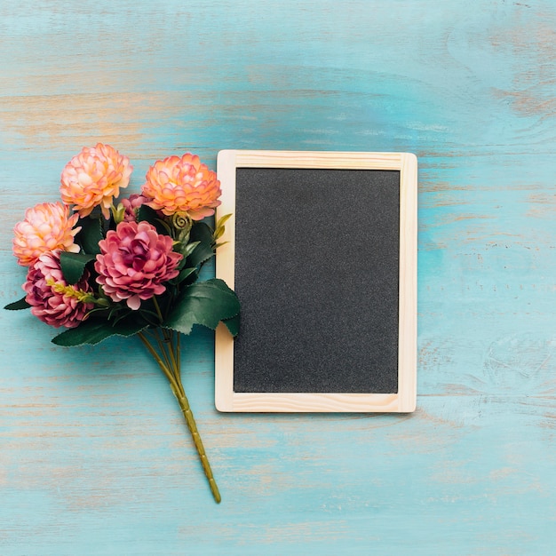 Free photo peonies with chalkboard.