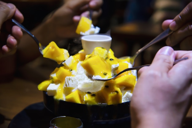 Free photo people eating bingsu sweet dessert