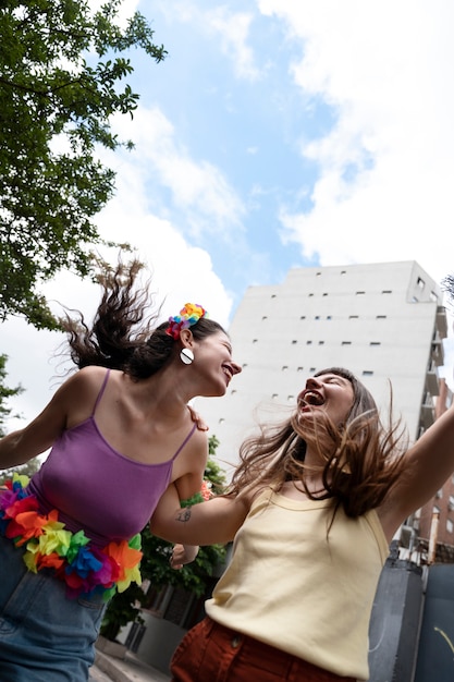 Free photo people having fun and celebrating carnival