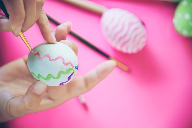 Free photo people painting colorful easter eggs - easter holiday celebration concept