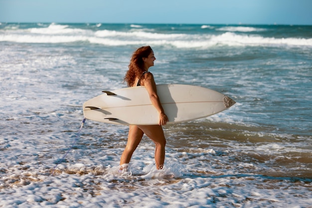 Free photo people surfing in brazil