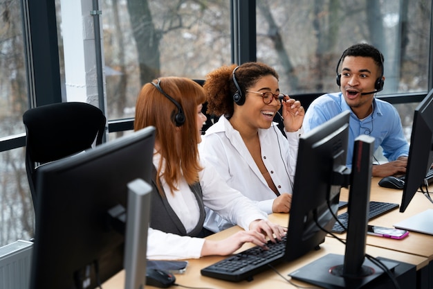 Free photo people working in call center