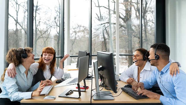 Free photo people working in call center