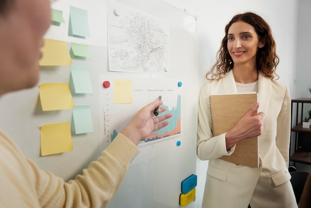 Free photo people working in elegant and cozy office space