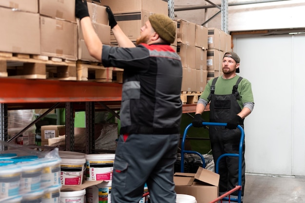 Free photo people working together in an warehouse