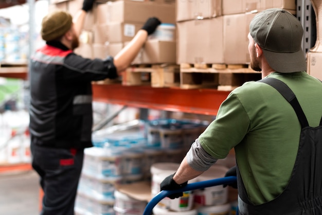 Free photo people working together in an warehouse