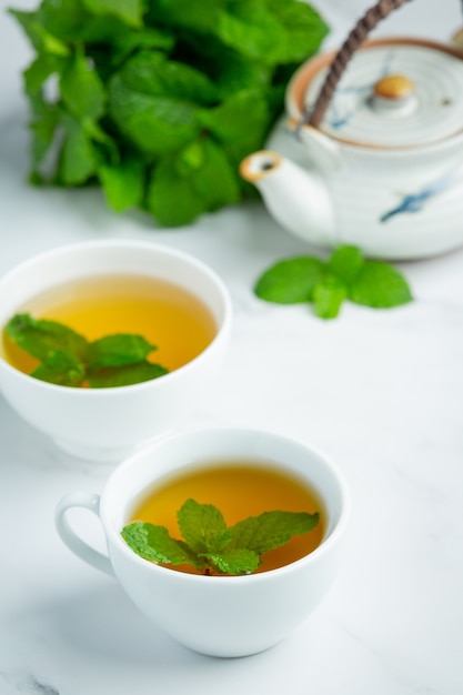 Free photo peppermint tea in glass ready to drink