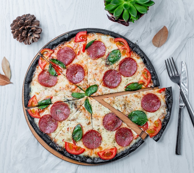 Free photo pepperoni pizza slices on the table