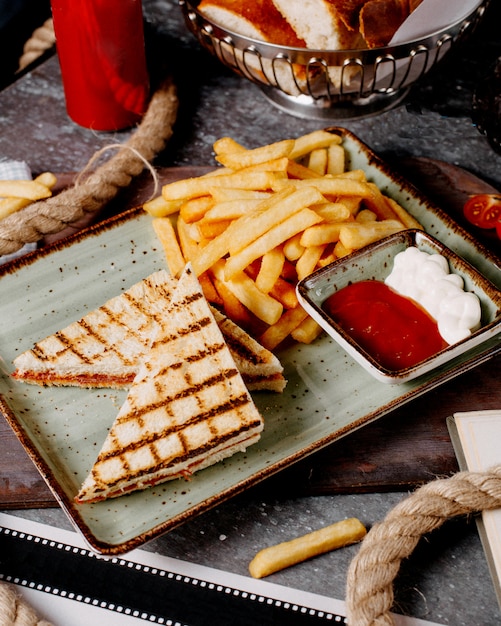 Free photo pepperoni toast served with french fried and sauces