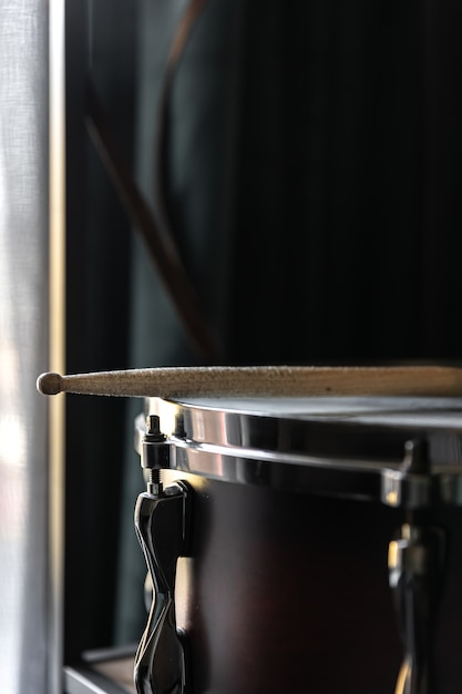 Free Photo percussion instrument, snare drum with sticks close up in the room interior.