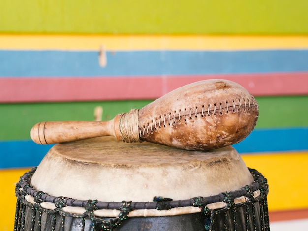 Free Photo percussion instruments with colorful wall behind