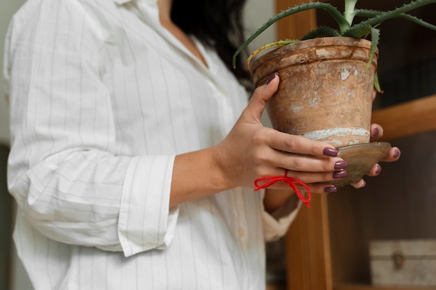 Free Photo person doing day-to- day activity while waring string on finger to remember something important