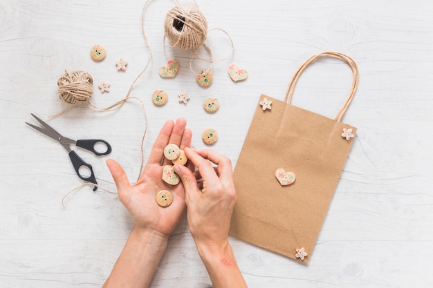 Free photo a person making shopping bag decorated with wooden button