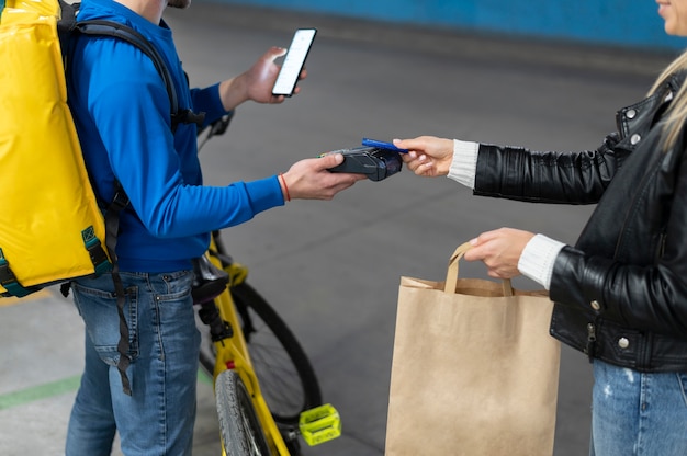 Person paying with its credit card