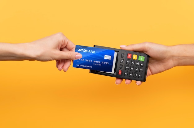 Free photo person paying with its credit card