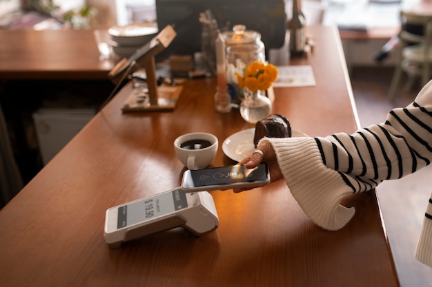 Free photo person paying with nfc technology at a restaurant