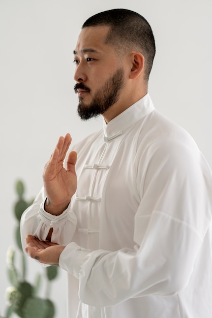 Free photo person practicing tai chi indoors