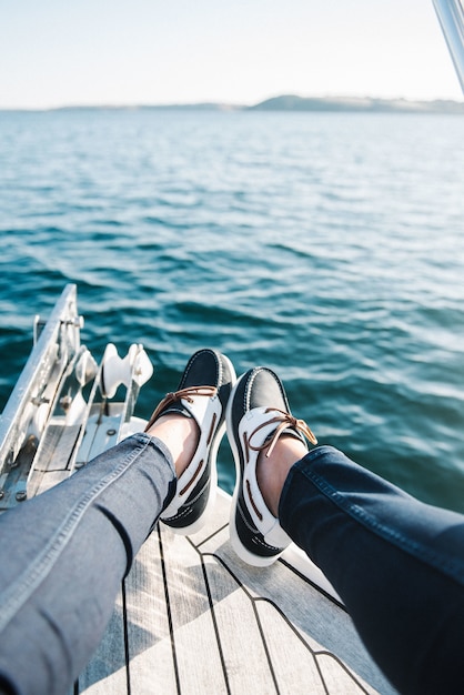 Free Photo person's feet on the boat sailing on the sea during daytime