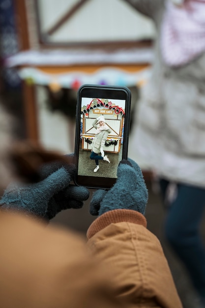 Free photo person taking a photo of a woman outdoors