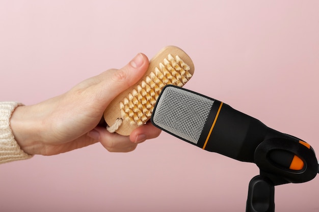 Free photo person using brush close to microphone for asmr