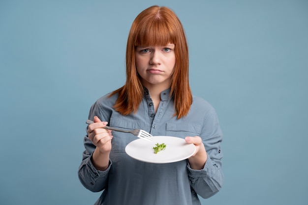 Free photo person with eating disorder trying to eat healthy