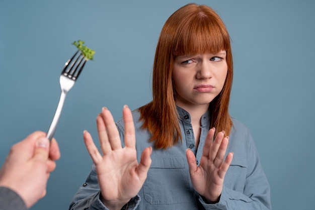 Free photo person with eating disorder trying to eat healthy