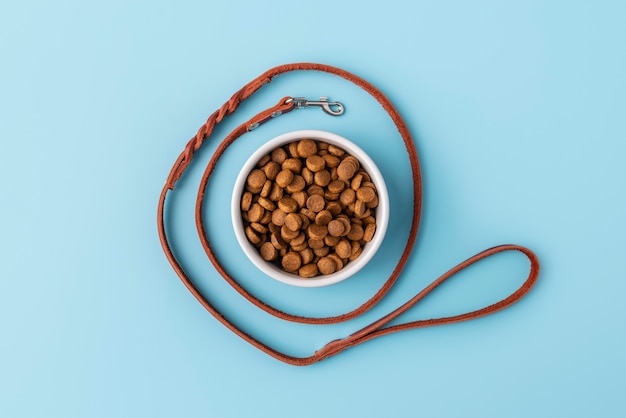 Free photo pet accessories still life with food bowl and dog leash