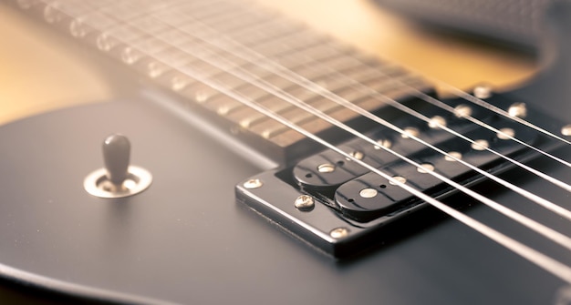 Free photo photo of details of an electric guitar close up