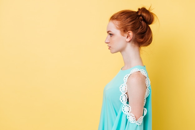 Free photo photo in profile of pretty ginger woman in dress