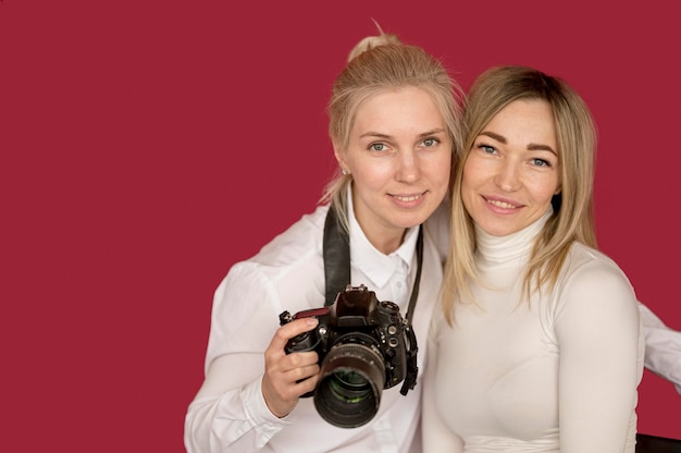 Free photo photo shooting concept girls wearing white shirts