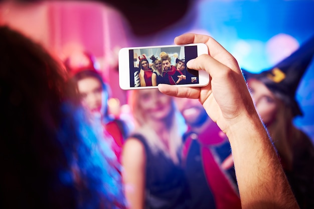 Free photo photo of young friends having fun at halloween party