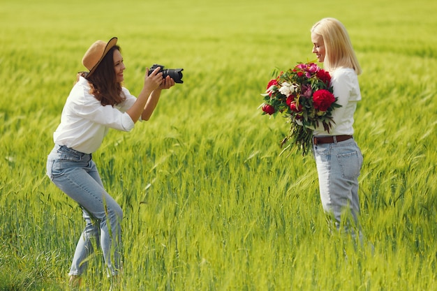 Free photo photographer make a photoshoot for woman