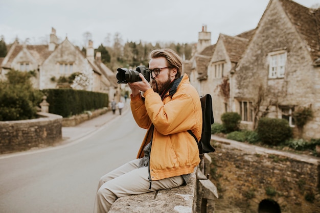 Free photo photographer man taking photos in the village in cotswolds, uk