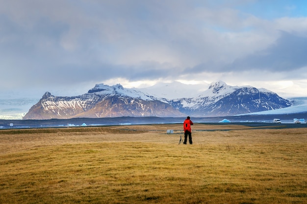 Free Photo photographer take a photo in iceland.