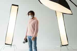 Free photo photographer wearing medical mask