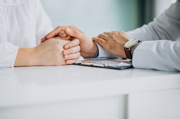 Free photo physician consulting his patient at clinic