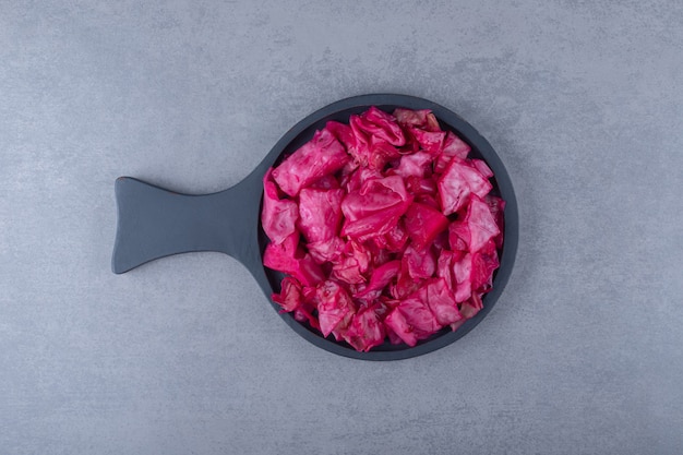 Free photo pickled red cabbage in a pan