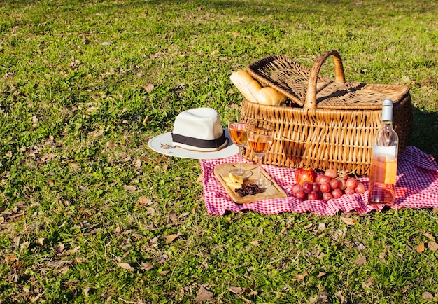 Free Photo picnic basket with goodies and wine