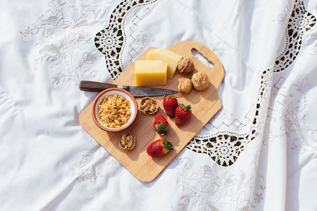 Free photo picnic goodies on wooden chopping board