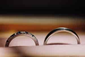 Free photo picture of delicate wedding rings in the box