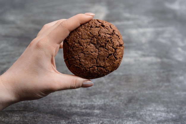 Free photo picture of hands hold chocolate cookies