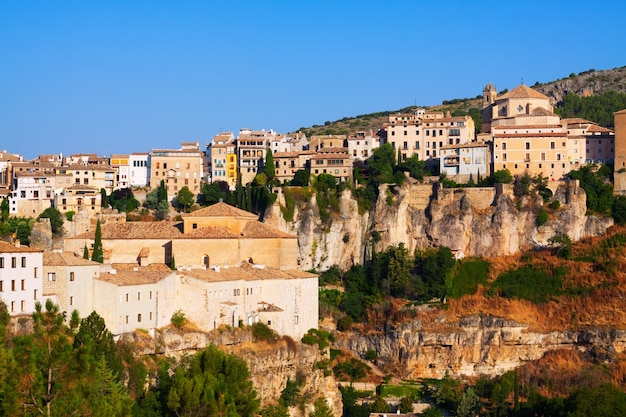 Free photo picturesque view with  houses on rock in cuenca