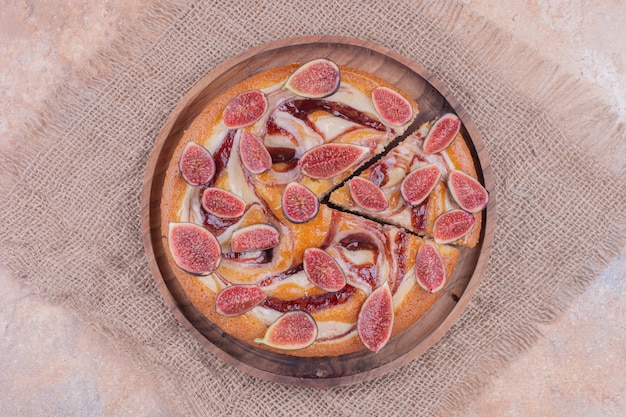 Free photo a pie with figs on a wooden platter