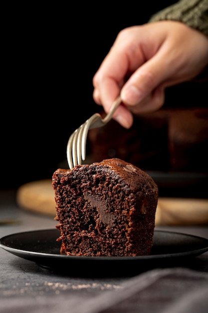 Free photo piece of chocolate cake in a black plate