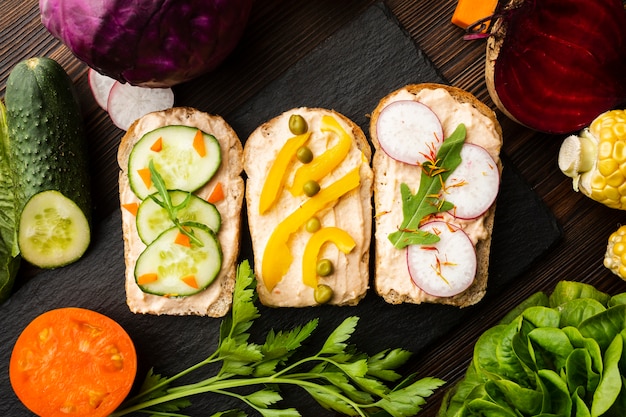 Free Photo pieces of bread with veggies and vegetable arrangement