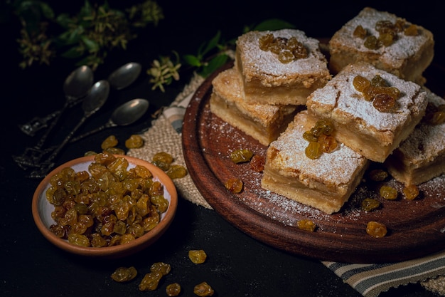 Free photo pieces of pie and raisins on plate