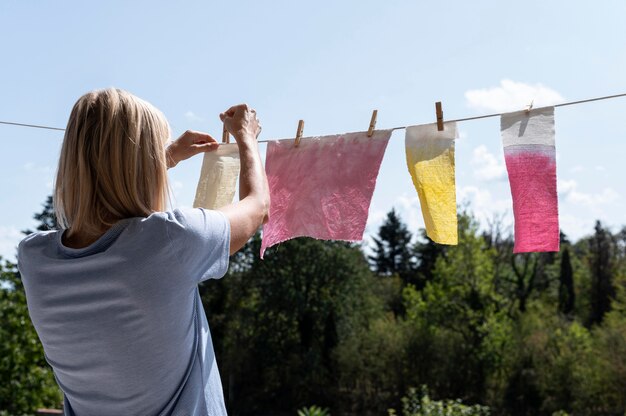 Pigmented cloths held by pegs composition