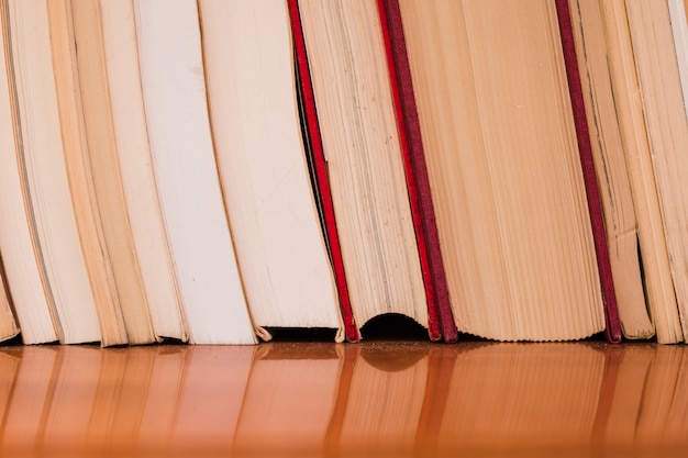 Free photo pile of books on a bookstore