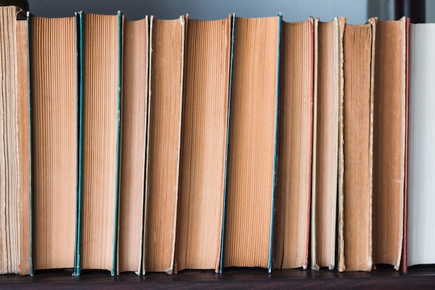 Free photo pile of books on a bookstore