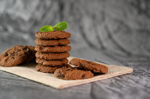 Free Photo a pile of cookies on a cloth on a wooden table